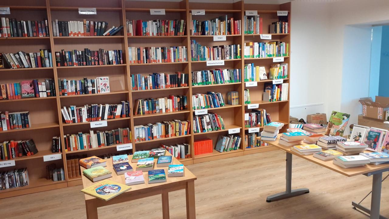 Bücherei Großmürbisch, Buchregal und Verleihtheke