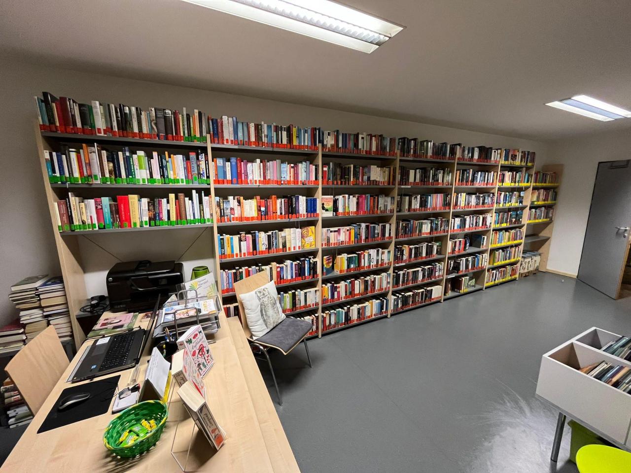 Bücherei Ollersdorf mit Verleihtheke