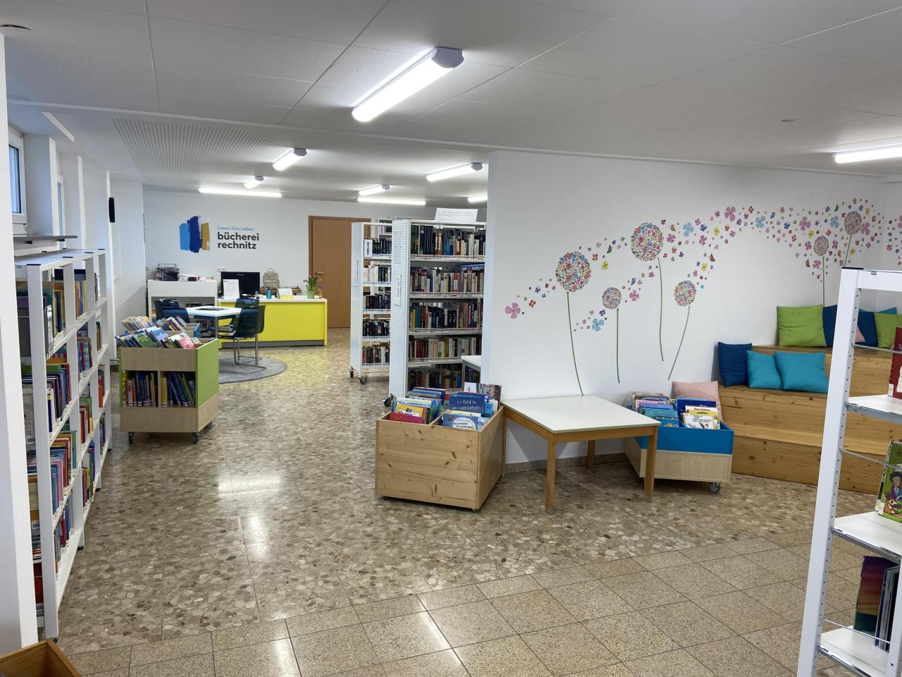 Bücherei Rechnitz Eingangsbereich und Verleihtheke