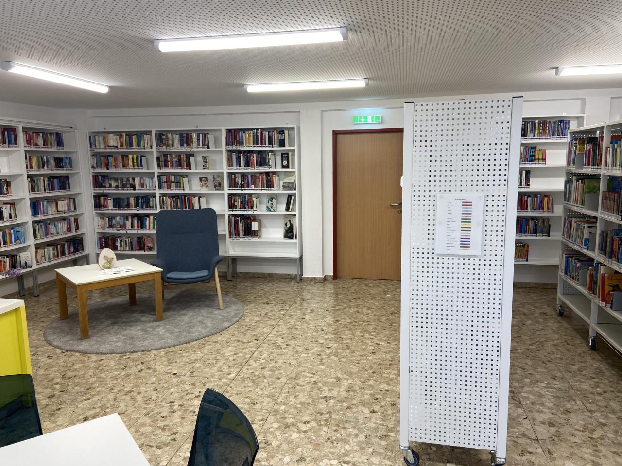 Bücherei Rechnitz Lesebereich und Regale