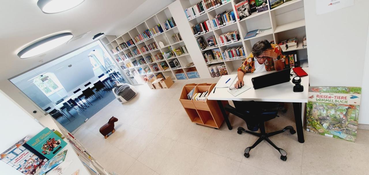 Buchregale  und Arbeitsplatz in der neuen Gemeindebibliothek Königsdorf