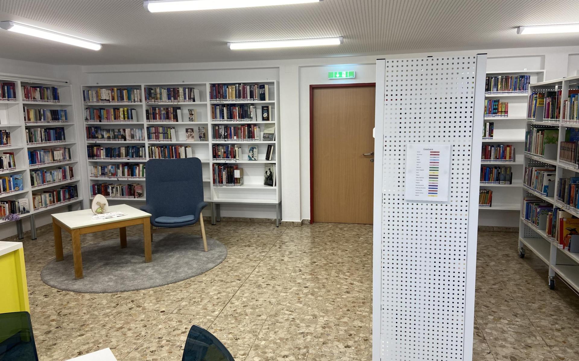 Bücherei Rechnitz Lesebereich und Regale