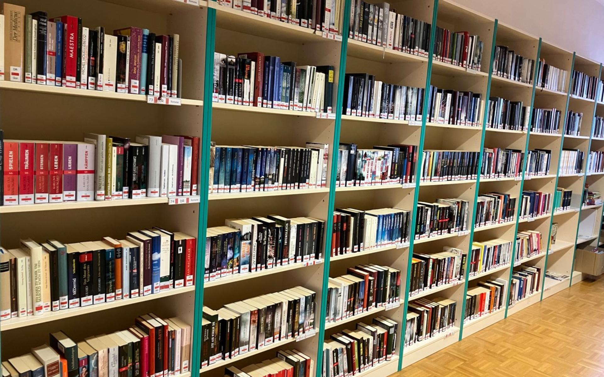 Buchregale in der Bücherei Loipersdorf-Kitzladen