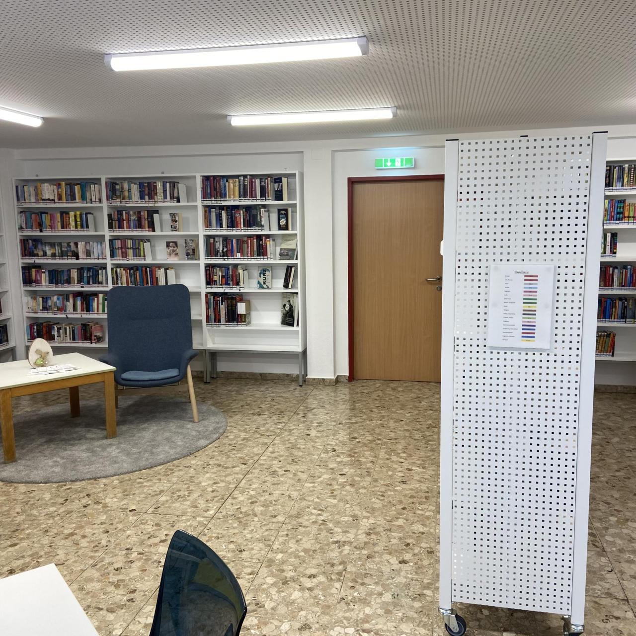 Bücherei Rechnitz Lesebereich und Regale